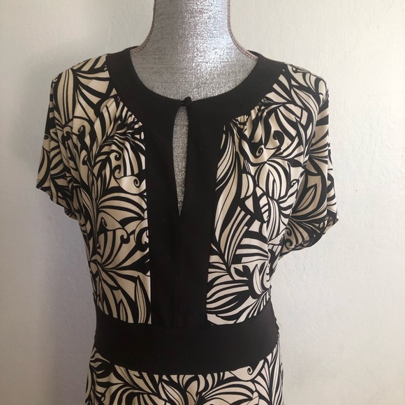 Scarlett Short Sleeves V-Neck Midi Patterned Dress - Picture 4 of 8